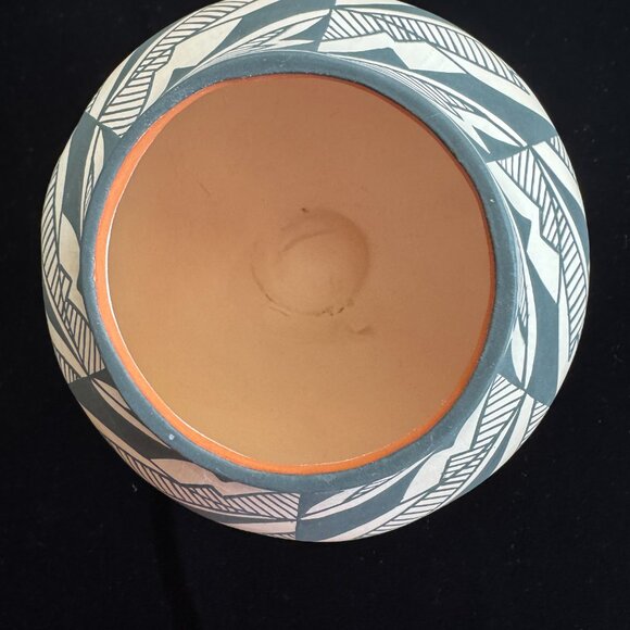 Acoma Pueblo Pottery Jar 6” x 6” — Signed J. Garcia — Lightning & Rain Pattern - Picture 6 of 7